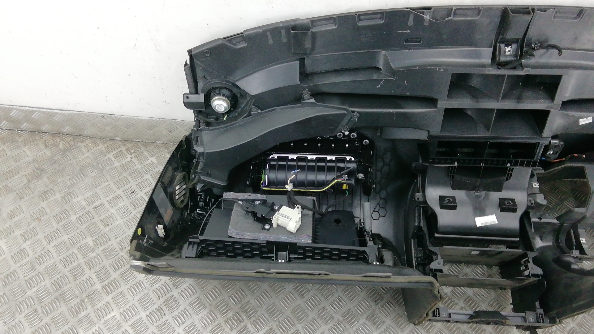 Торпедо (панель передняя) Audi Q7 4L купить в России