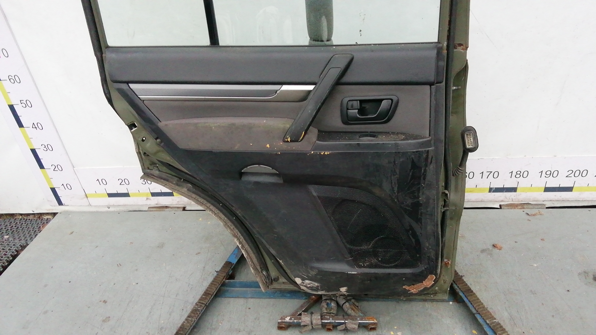 Дверь задняя левая Mitsubishi Pajero купить в России