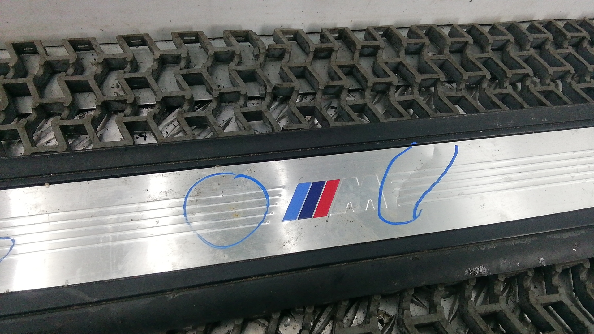 Накладка декоративная на порог правая BMW 7-Series (E38) купить в России