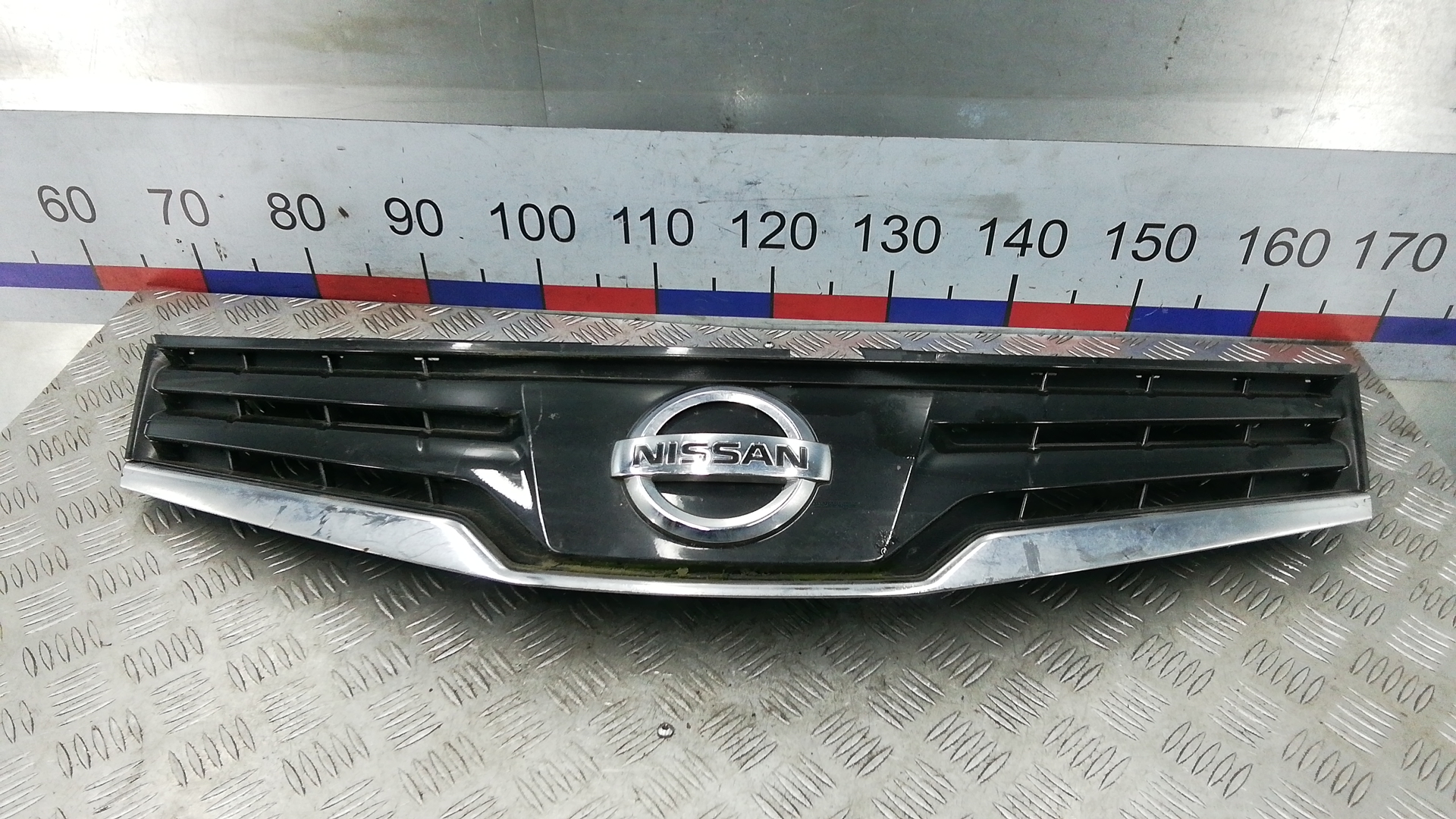 Решетка радиатора (капота) - Nissan Note E11 (2006-2013)