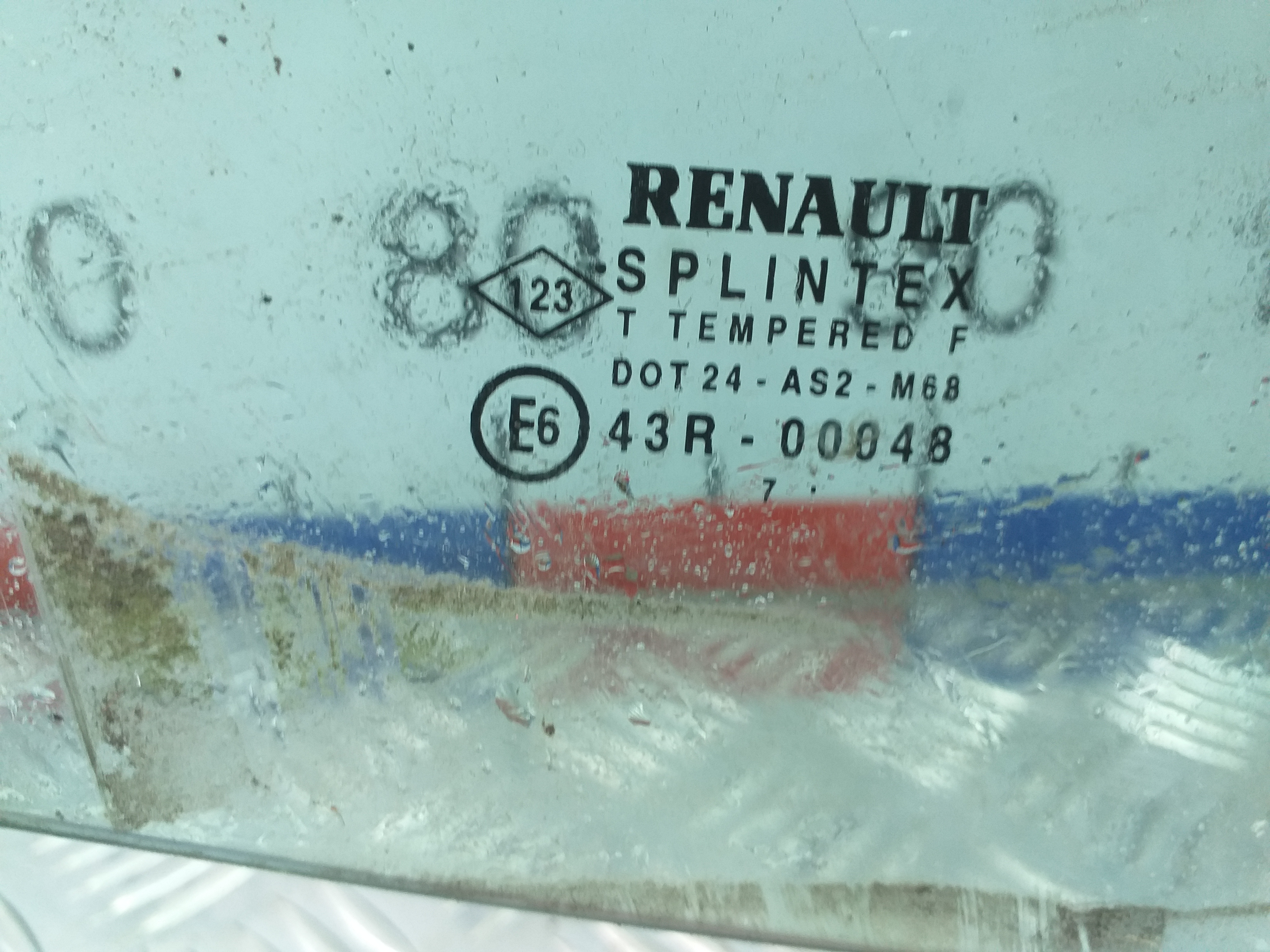 Стекло двери передней правой Renault Clio 3 купить в России