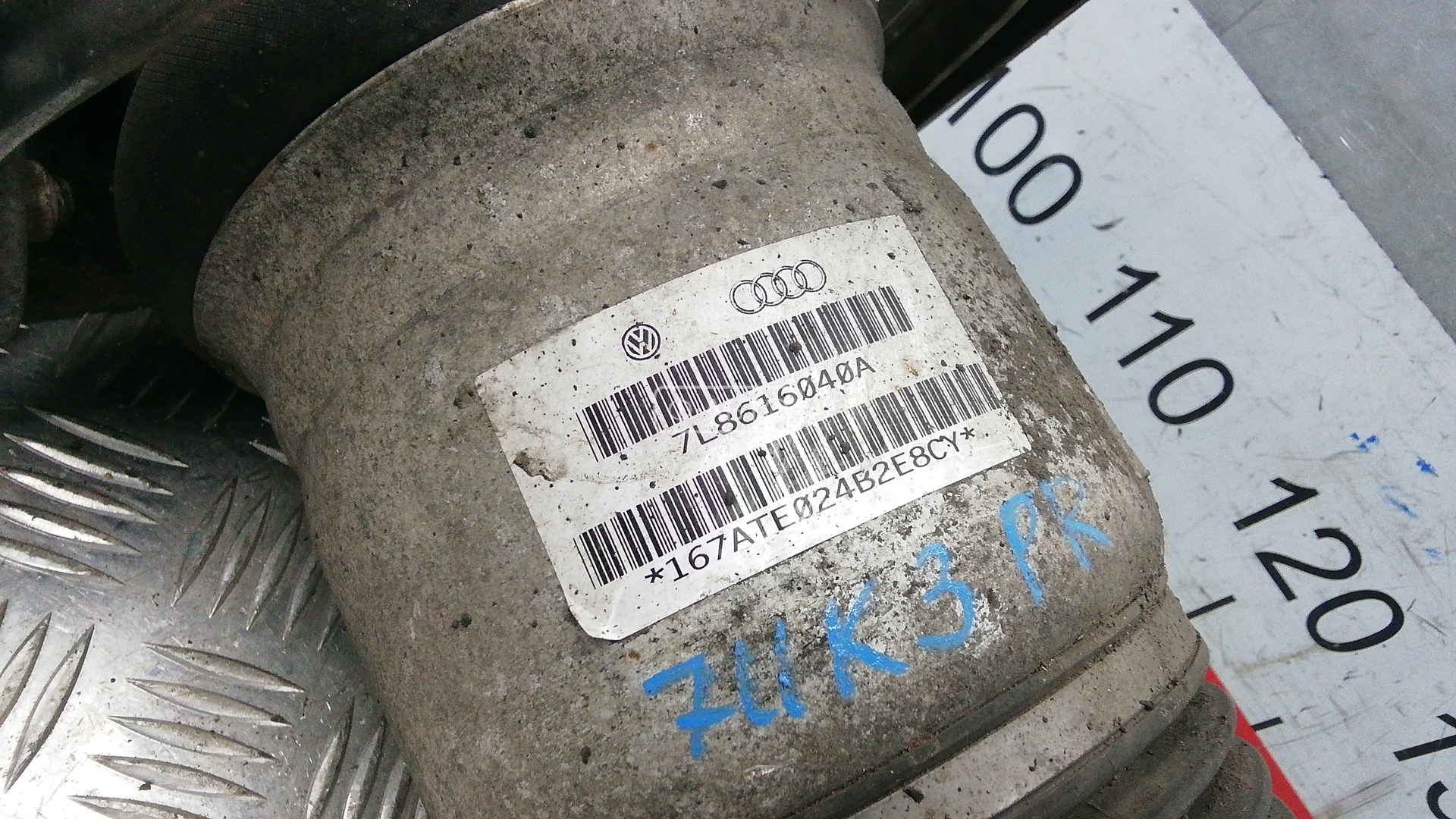 Стойка амортизатора переднего правого (МакФерсон) Audi Q7 4L купить в России