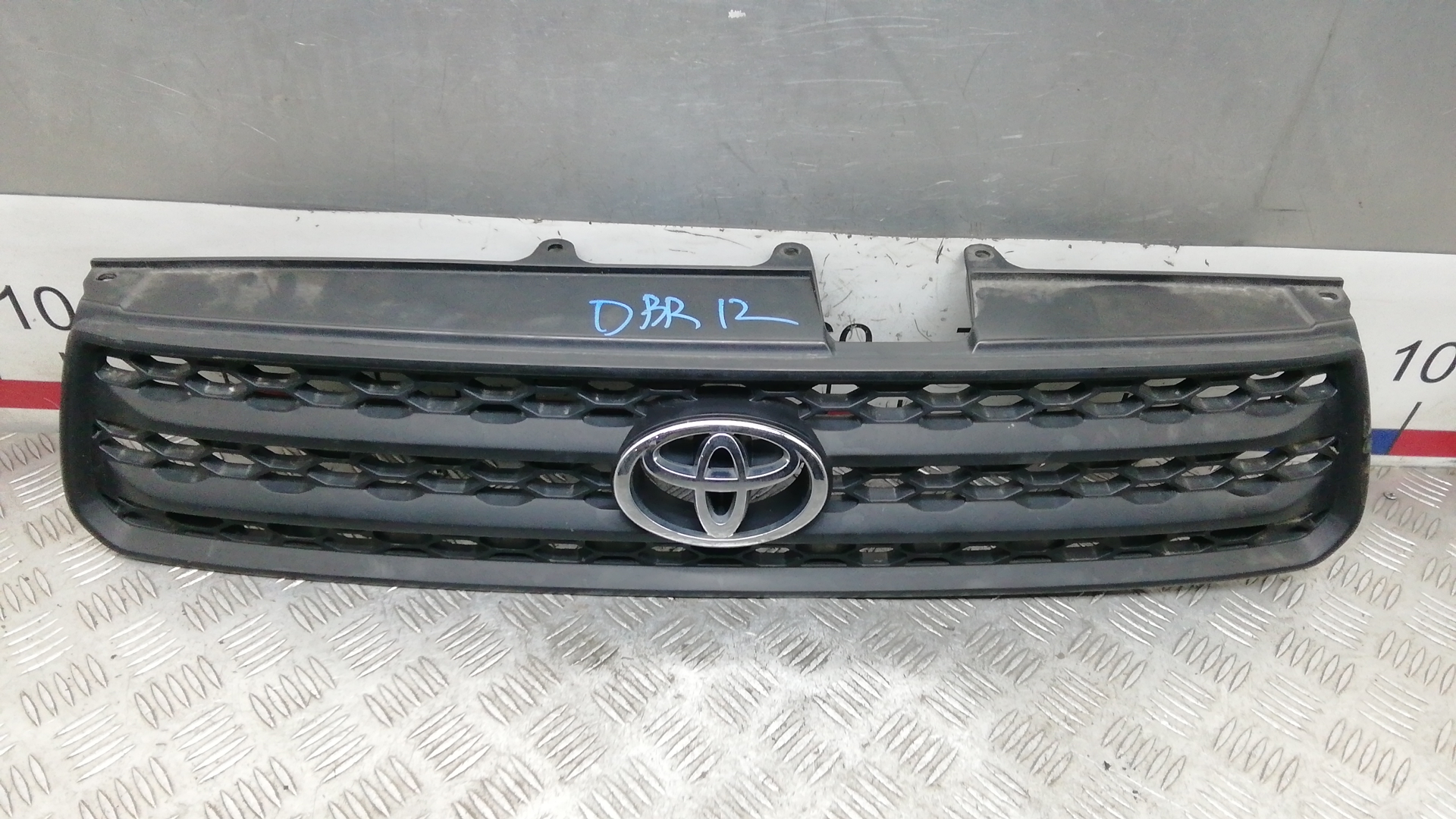 Решетка радиатора Toyota Rav4 2 купить в России