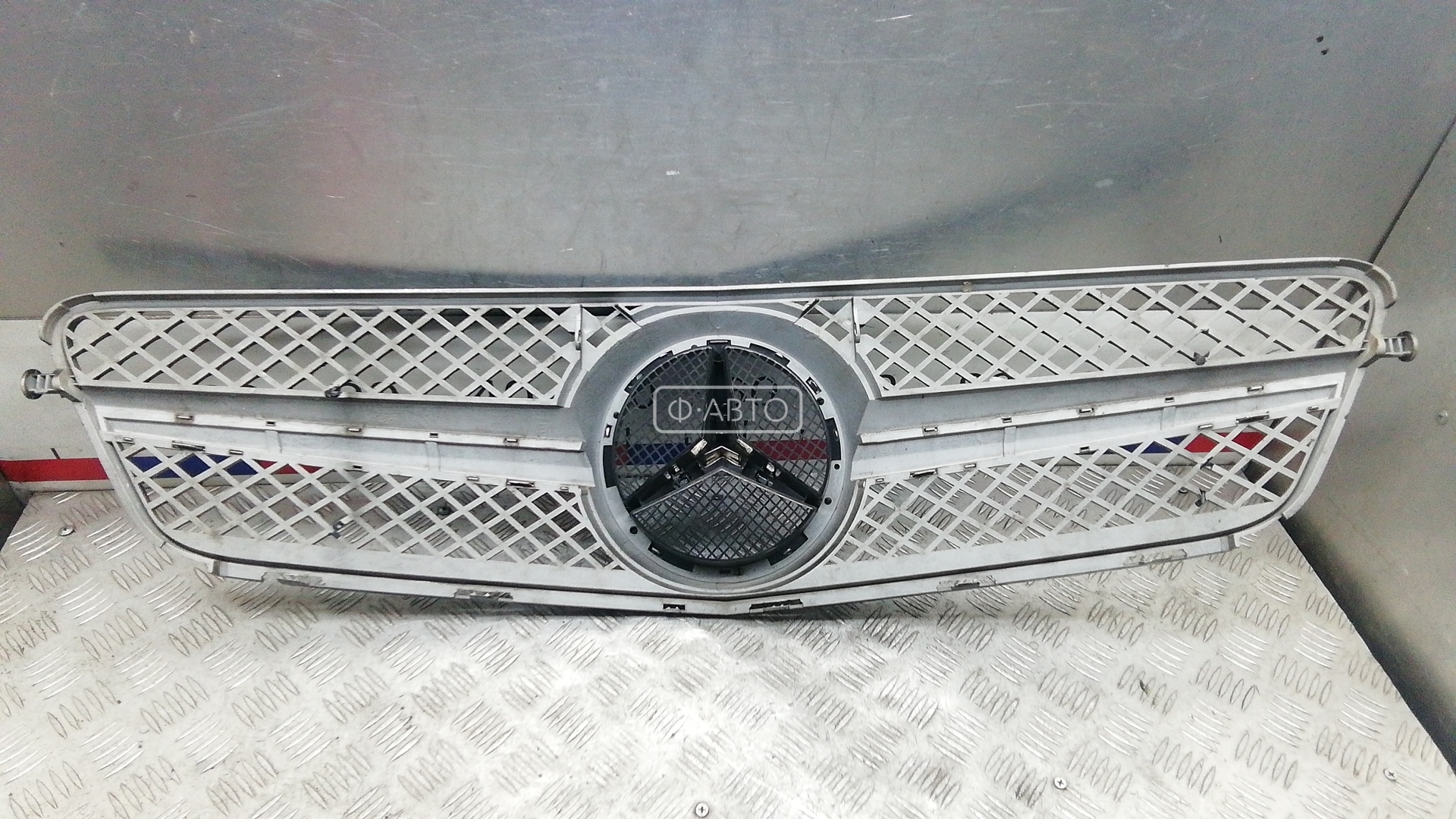 Решетка радиатора Mercedes C-Class (W204) купить в Беларуси