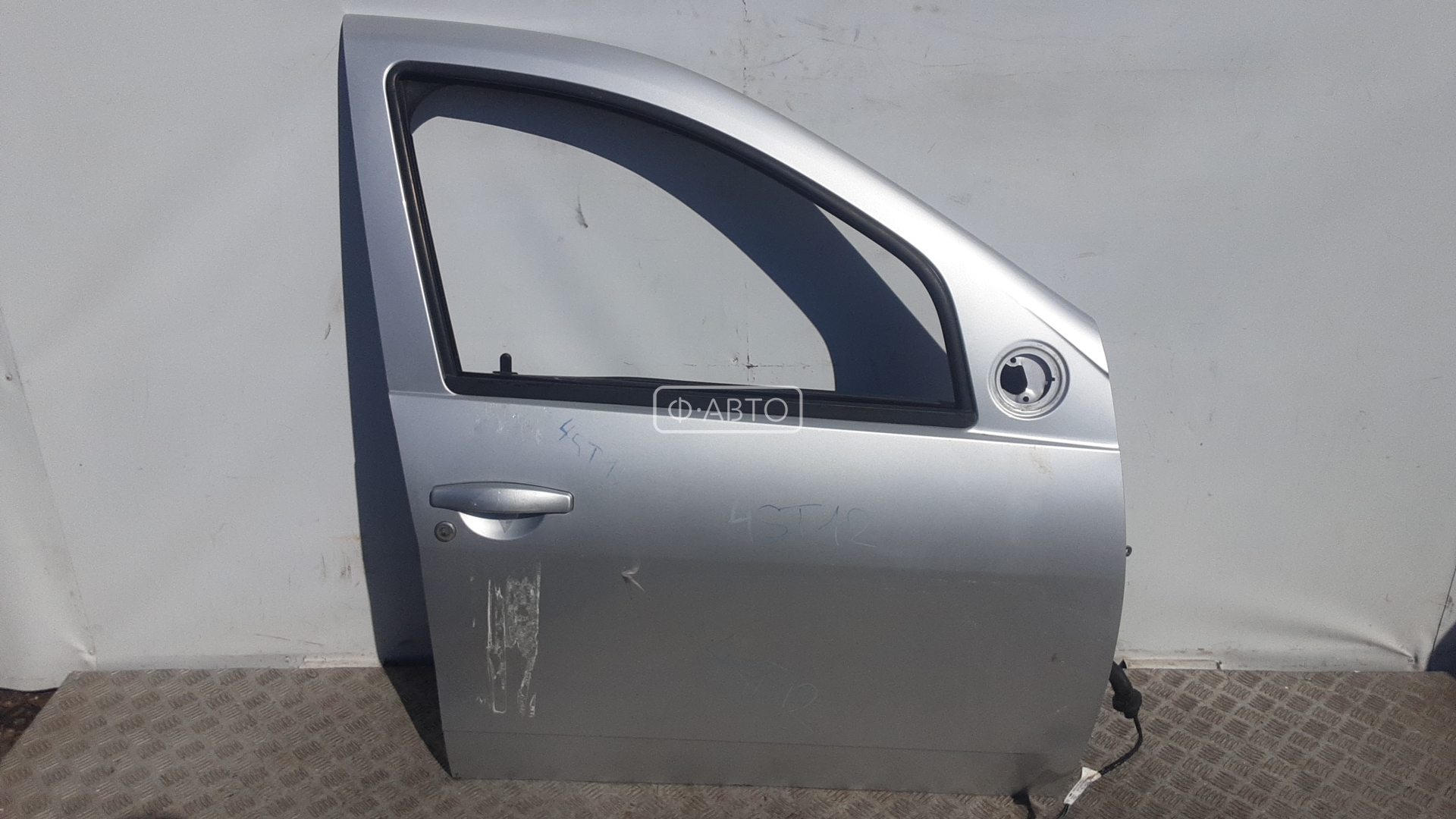 Дверь передняя правая Dacia Duster купить в Беларуси