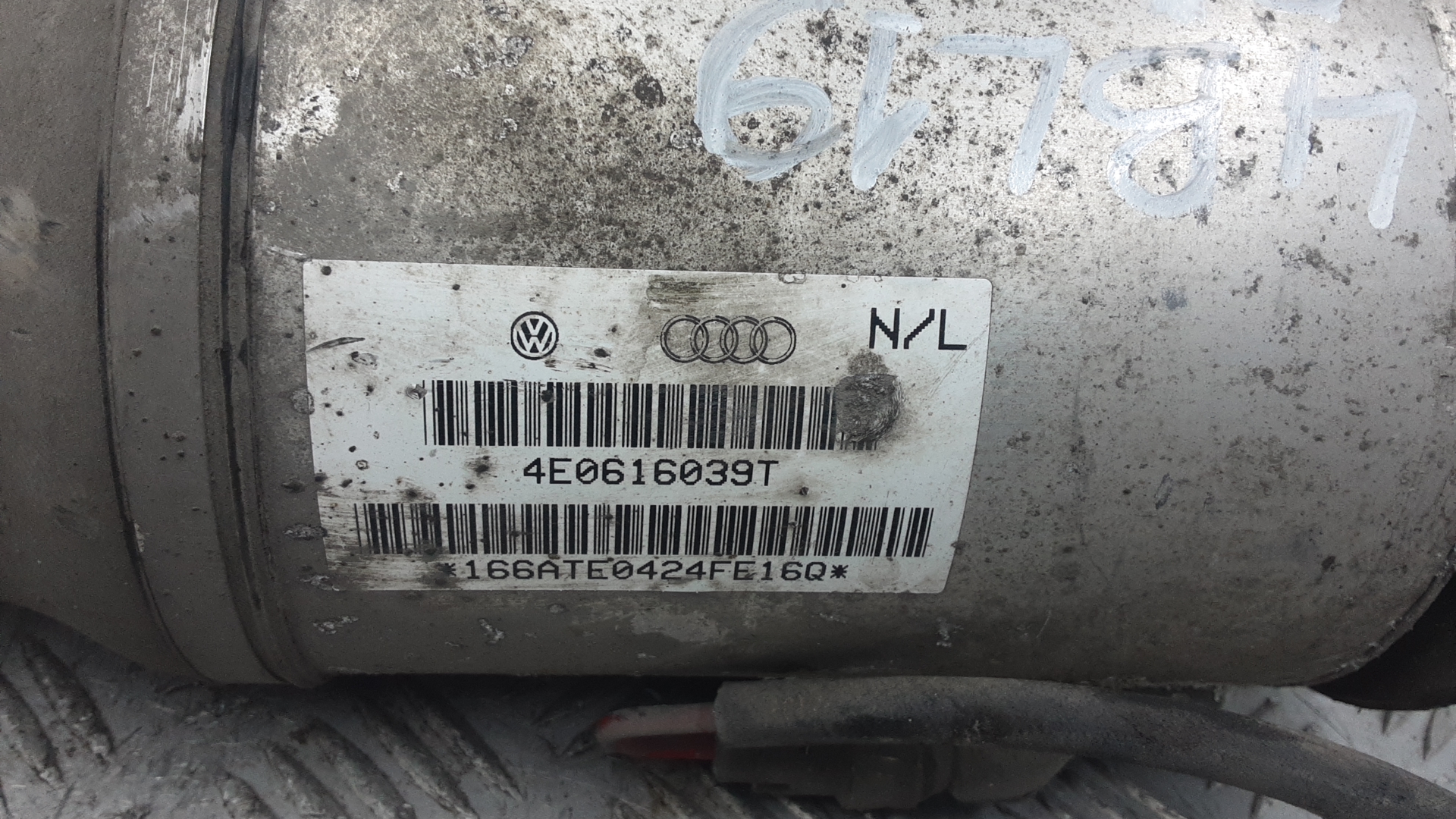 Стойка амортизатора переднего левого (МакФерсон) Audi A8 D3 купить в России