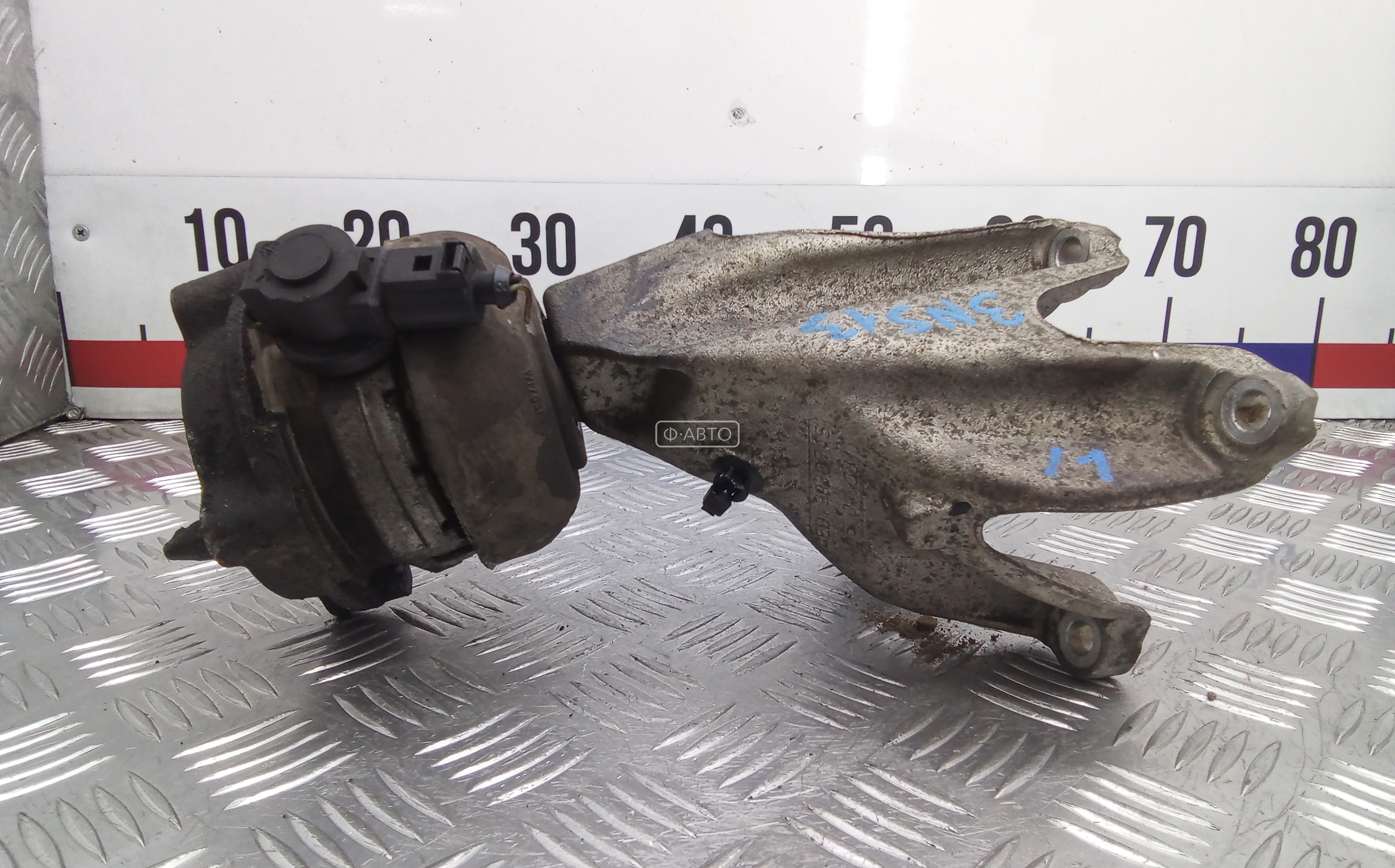 Подушка (опора) крепления двигателя Audi A8 D3 купить в Беларуси