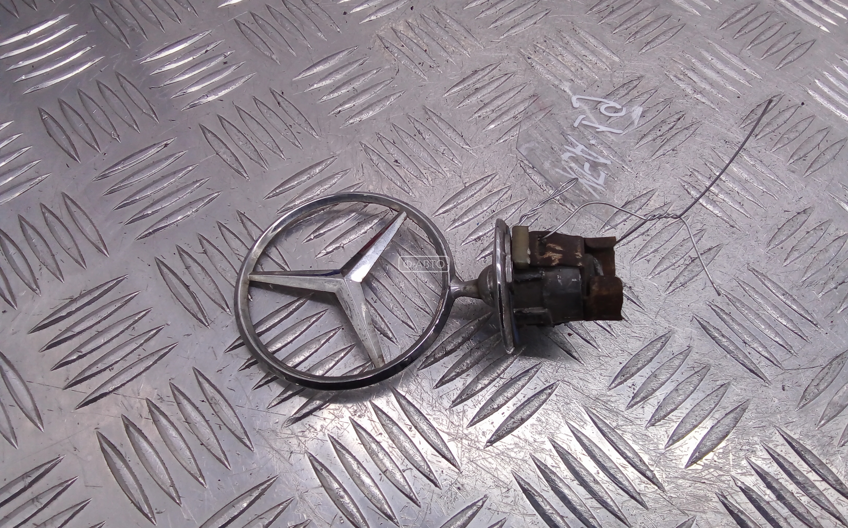 Эмблема (значок) Mercedes C-Class (W204) купить в России