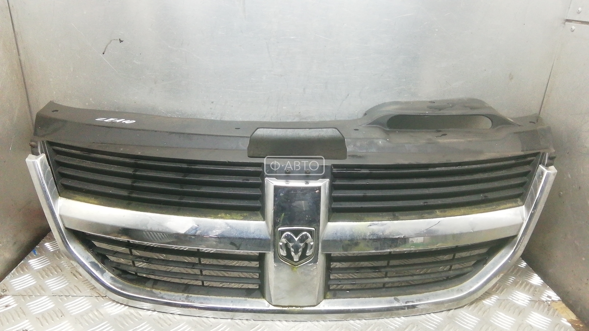 Решетка радиатора (капота) - Dodge Journey (2008-2011)