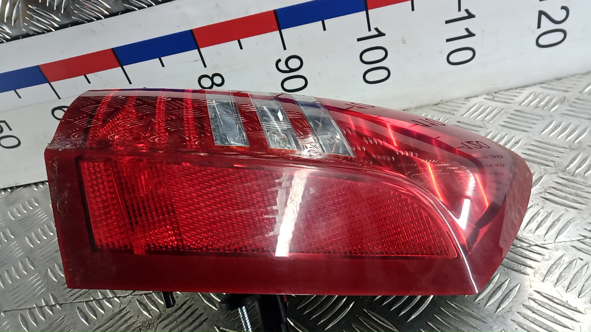 Фонарь задний правый Chrysler 300C 1 купить в России