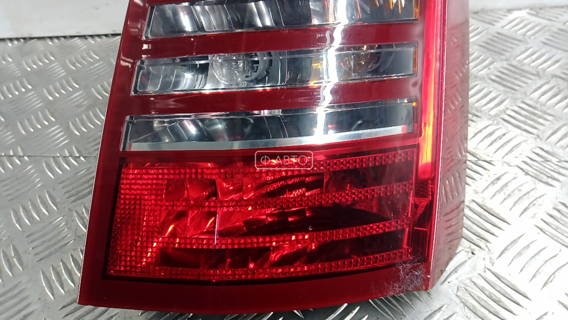Фонарь задний правый Chrysler 300C 1 купить в Беларуси