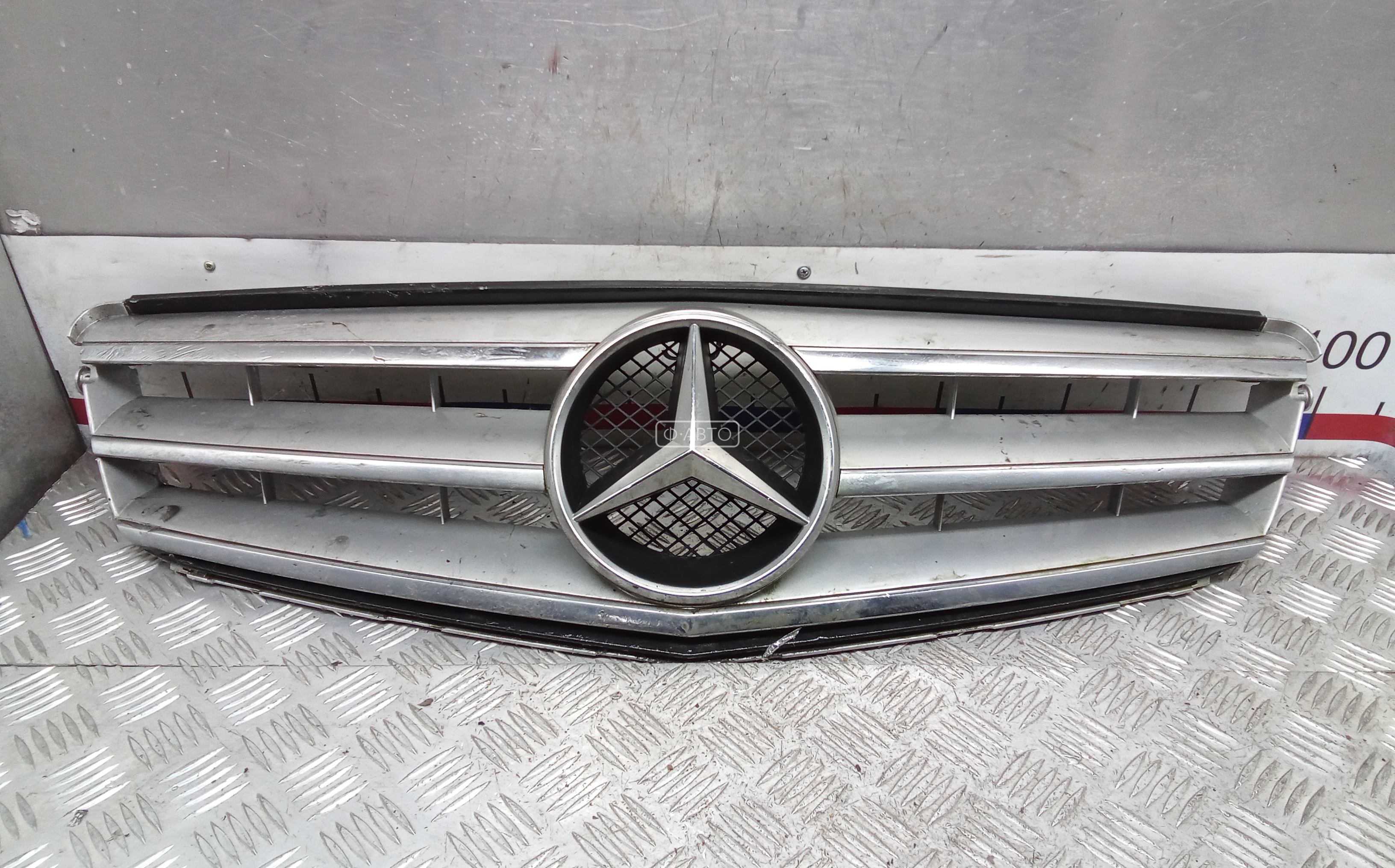 Решетка радиатора Mercedes C-Class (W204) купить в Беларуси