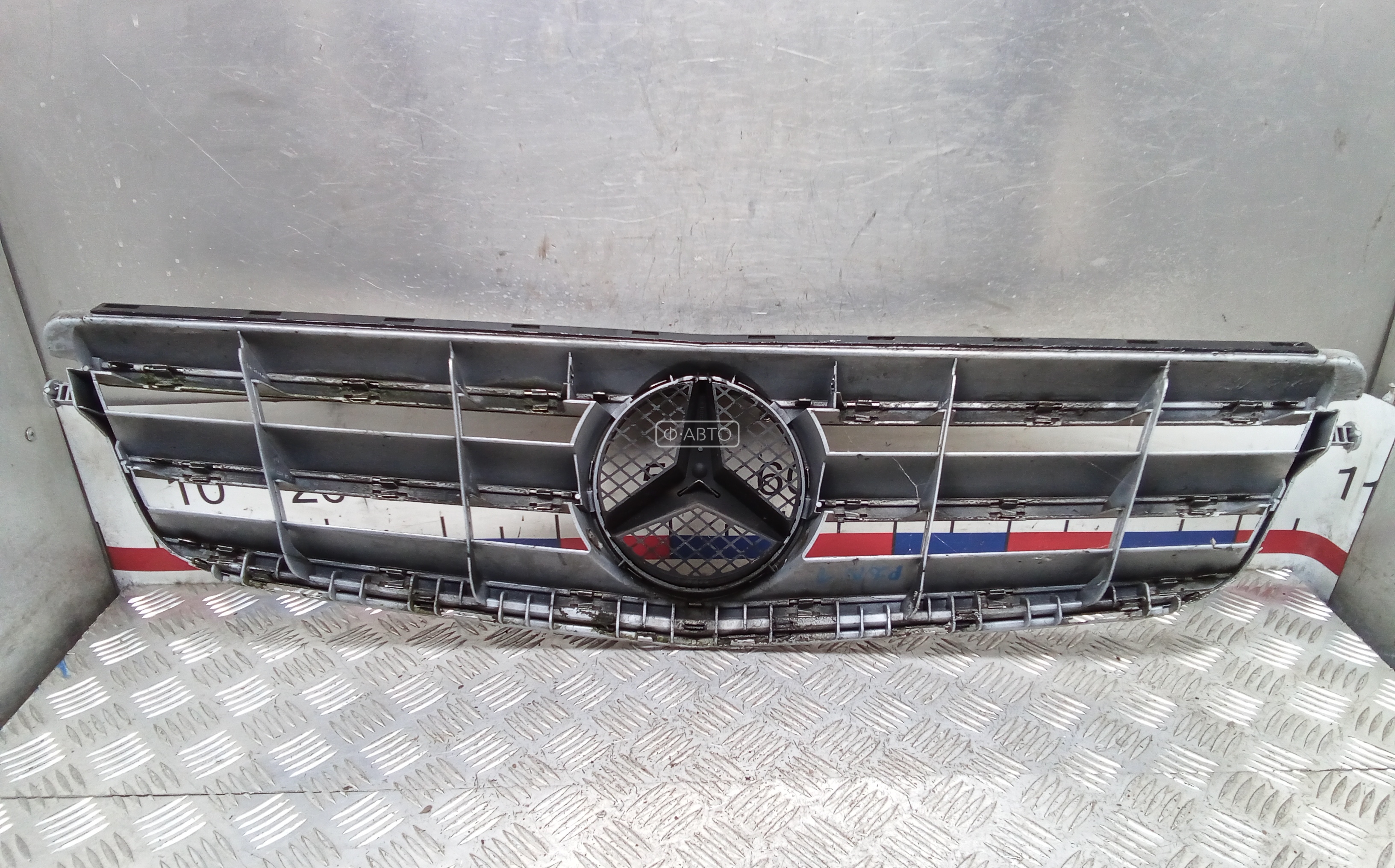Решетка радиатора Mercedes C-Class (W204) купить в России