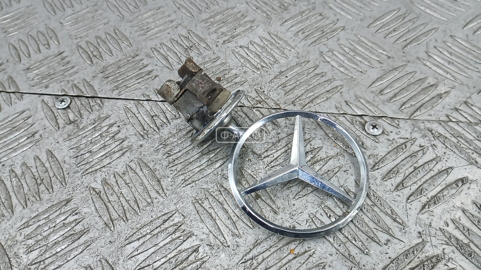 Эмблема (значок) Mercedes S-Class (W221) купить в России