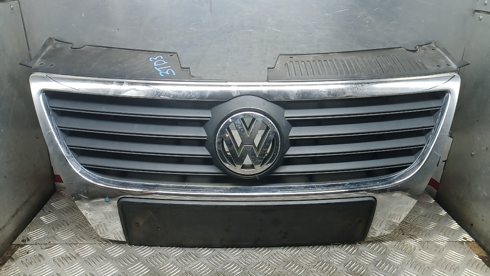 Решетка радиатора Volkswagen Passat 6 купить в России
