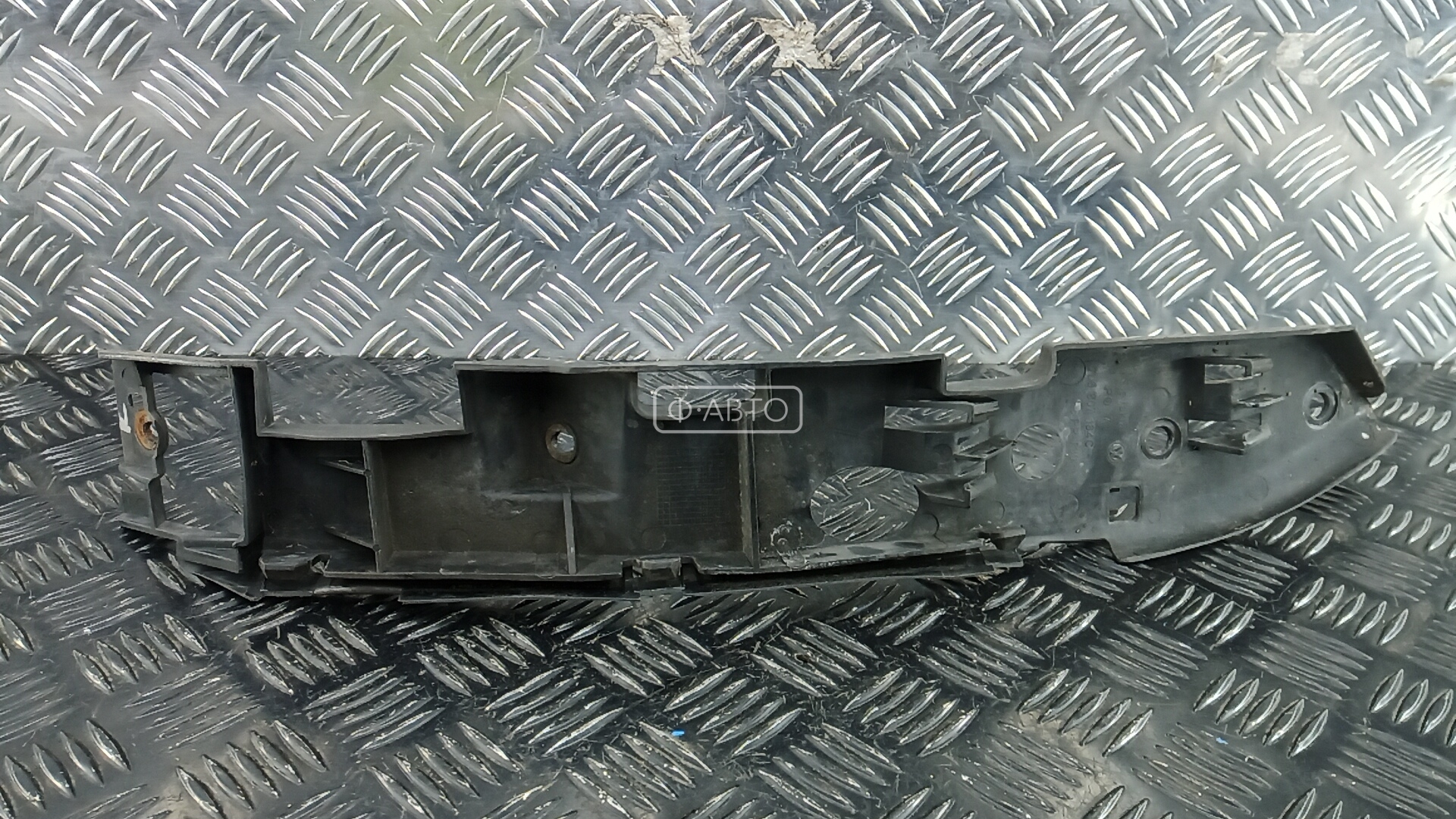 Кронштейн крепления бампера - Volkswagen Touareg (2002-2010)