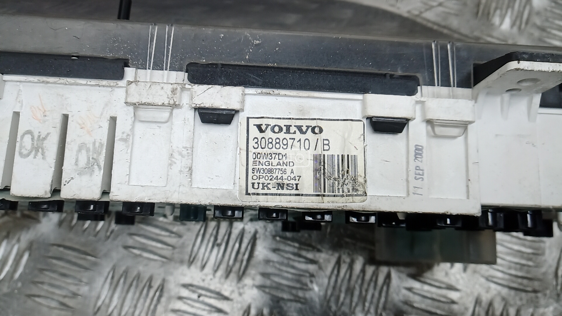 Панель приборная (щиток приборов) Volvo V40 2 купить в Беларуси