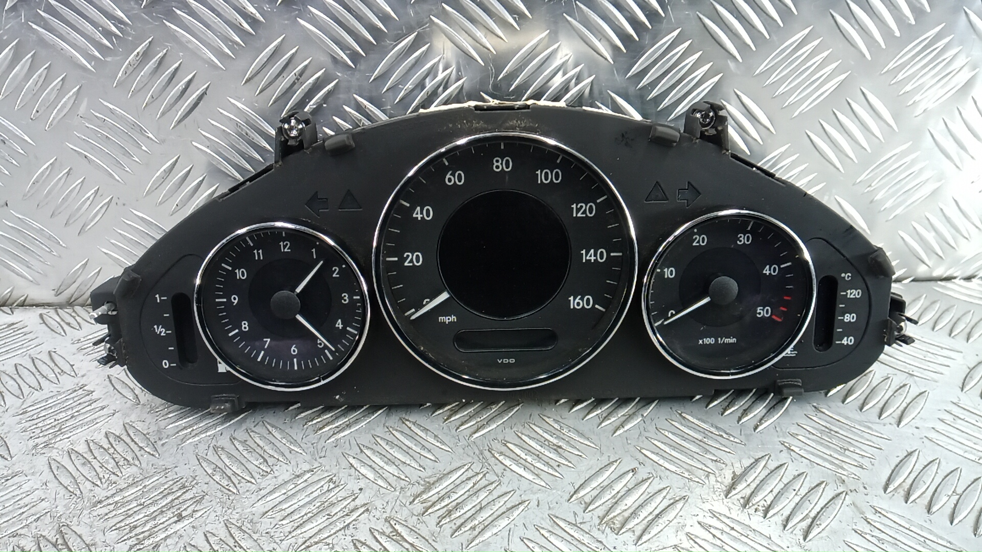 Щиток приборов (приборная панель) - Mercedes CLS C219 (2004-2010)