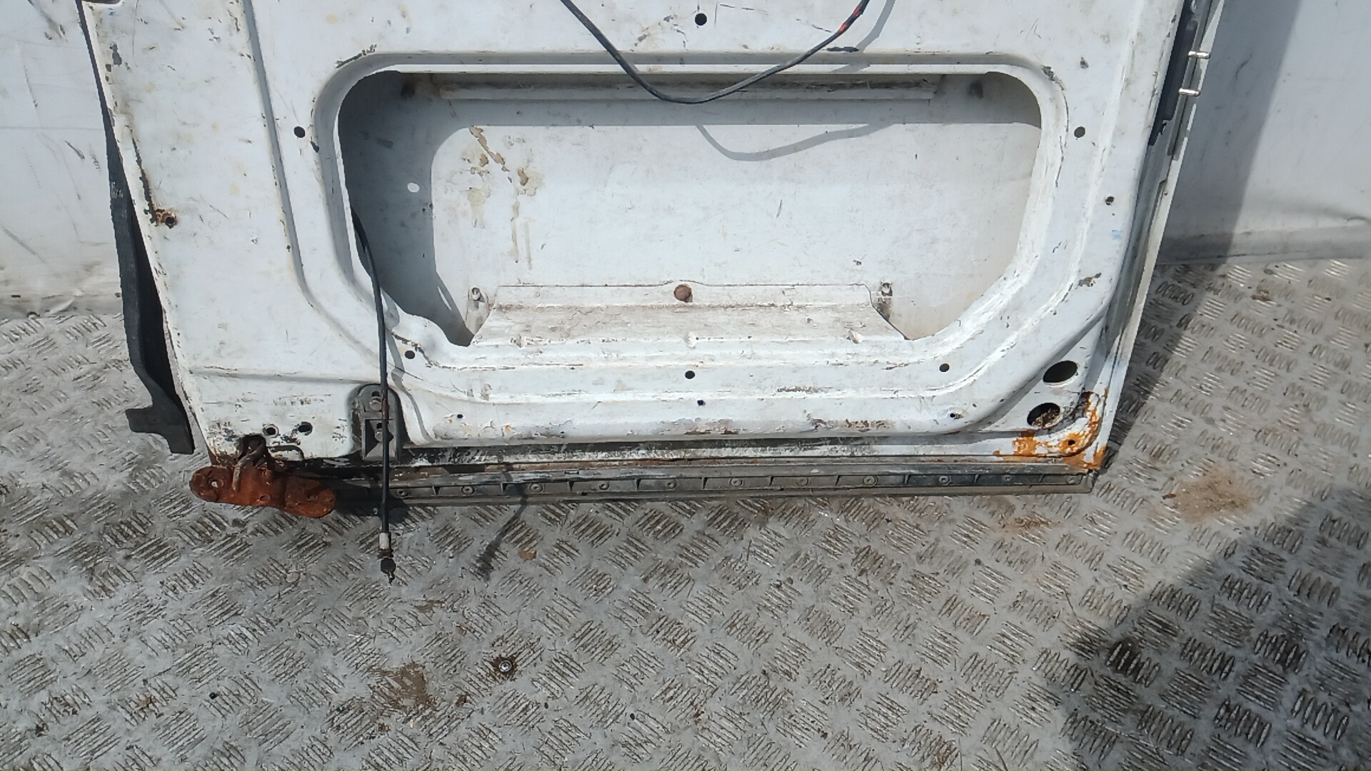 Дверь багажника левая