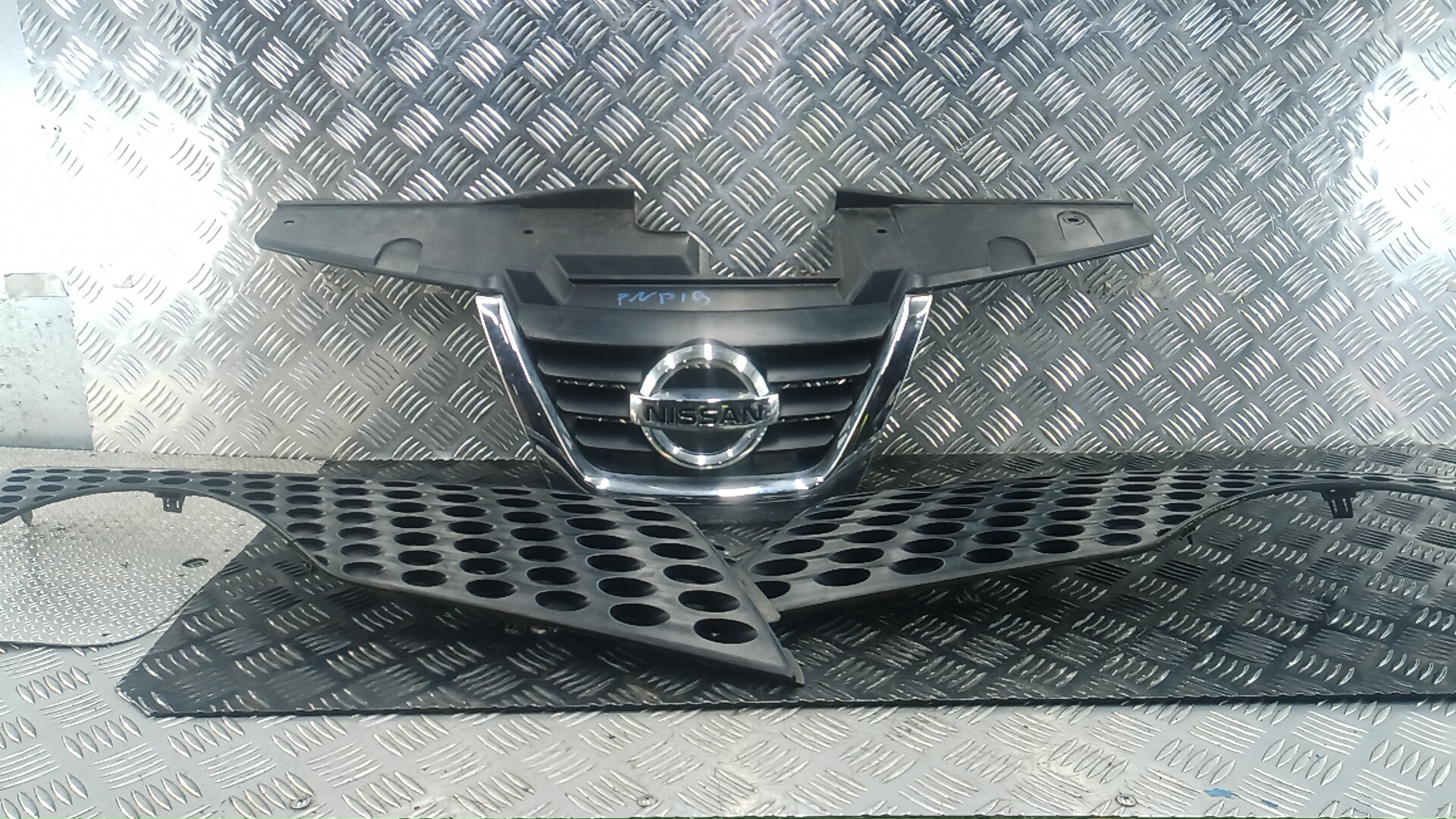 Решетка радиатора (капота) - Nissan Juke F15 (2010-2017)