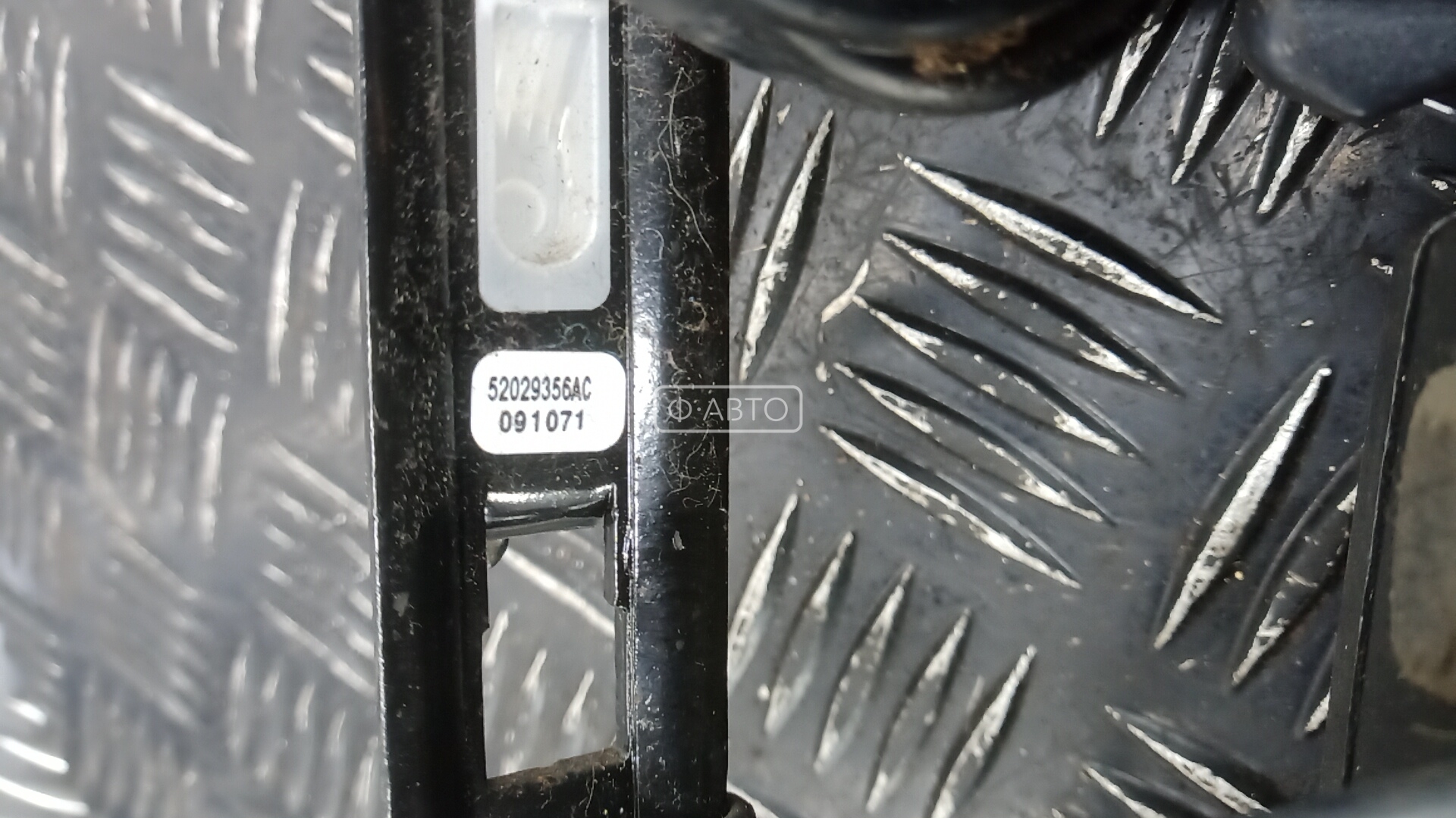 Ремень безопасности задний правый Dodge Nitro купить в Беларуси